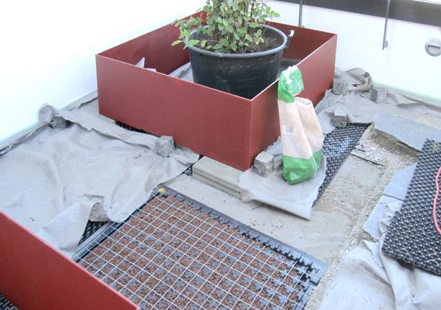 Bau eines Dachgartens: 3. Die Pflanzbehälter werden aufgebaut.